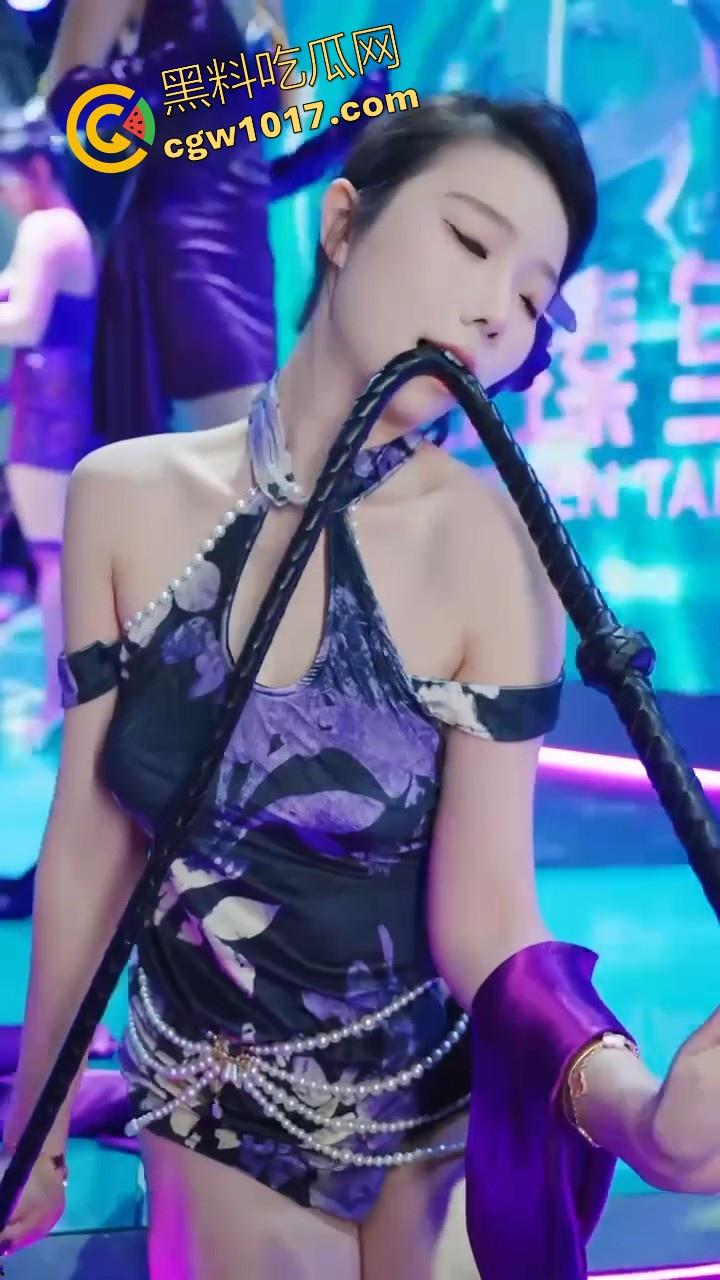 近期刷爆网络的广州成人展来啦!各种刑具成人用品花样多多,极品模特上演情趣诱惑,真是宅男的梦想啊!-3