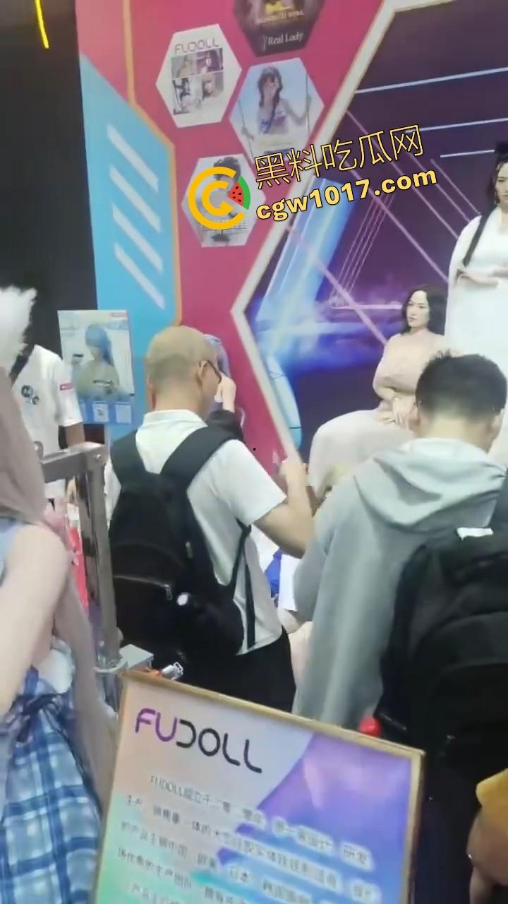 近期刷爆网络的广州成人展来啦!各种刑具成人用品花样多多,极品模特上演情趣诱惑,真是宅男的梦想啊!-7