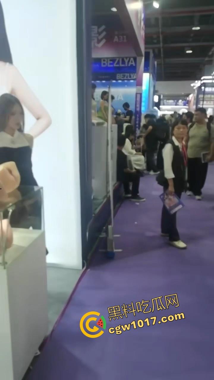 近期刷爆网络的广州成人展来啦!各种刑具成人用品花样多多,极品模特上演情趣诱惑,真是宅男的梦想啊!-9