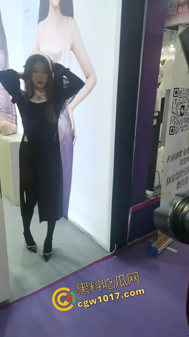 近期刷爆网络的广州成人展来啦!各种刑具成人用品花样多多,极品模特上演情趣诱惑,真是宅男的梦想啊!-10