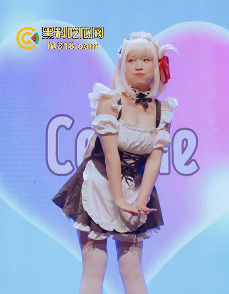 台湾COSPIE同人动漫展!性感嫩模上演暴露cos,衣着寸缕展示巨乳翘臀,纯纯的女优比脱衣大会!-12