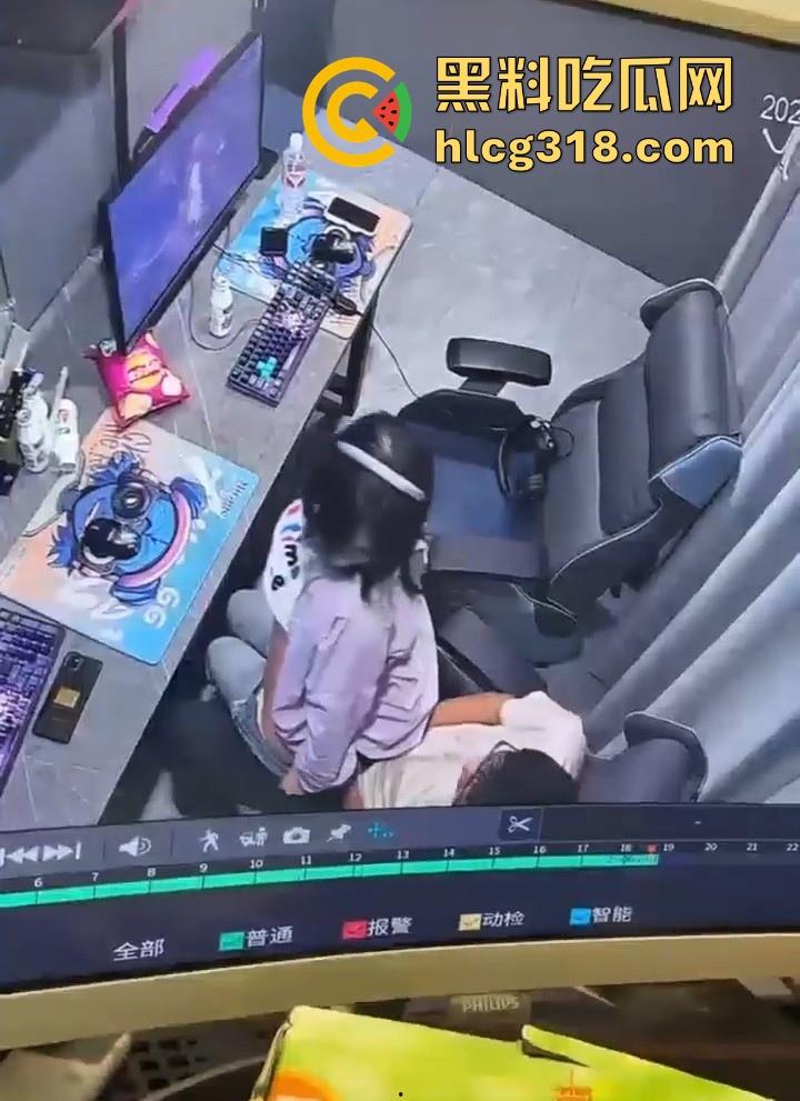 GO学长网吧包间大战微胖瓦学妹!放纵肉欲上位坐屌,粉嫩乳头清晰可见,瓦学弟们好好学学!-1