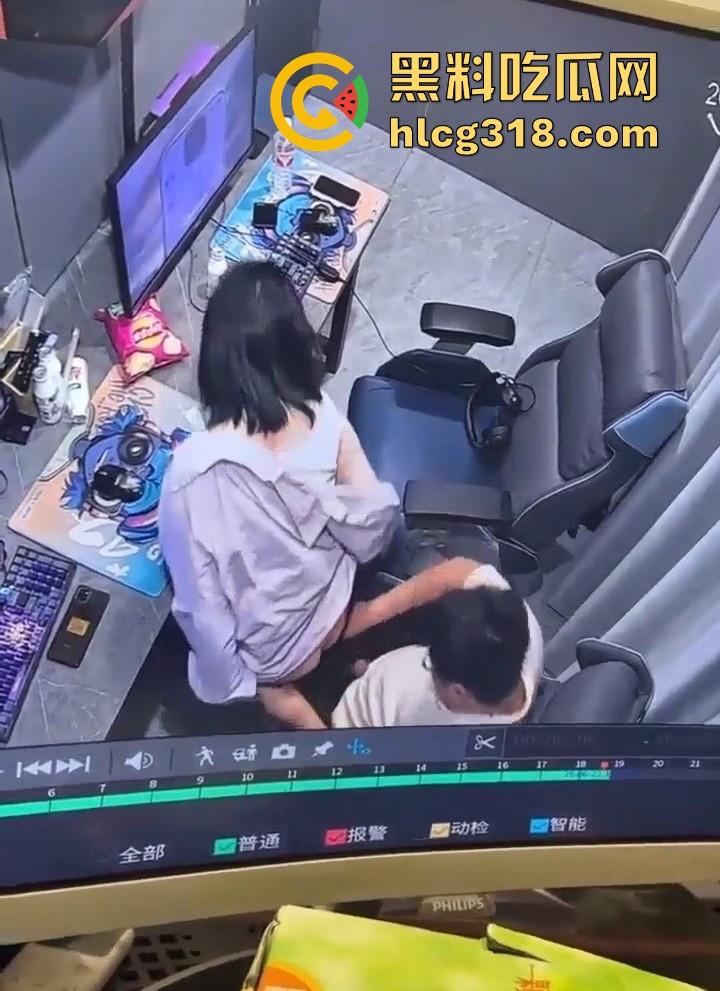 GO学长网吧包间大战微胖瓦学妹!放纵肉欲上位坐屌,粉嫩乳头清晰可见,瓦学弟们好好学学!-2