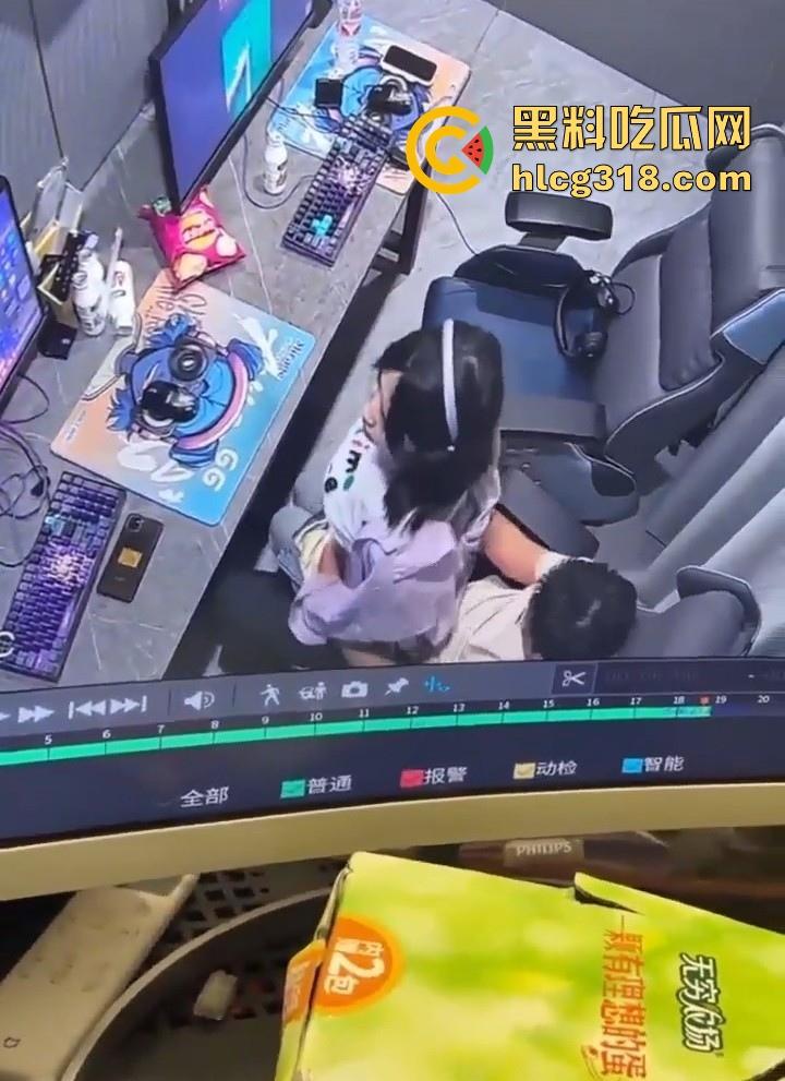 GO学长网吧包间大战微胖瓦学妹!放纵肉欲上位坐屌,粉嫩乳头清晰可见,瓦学弟们好好学学!-6