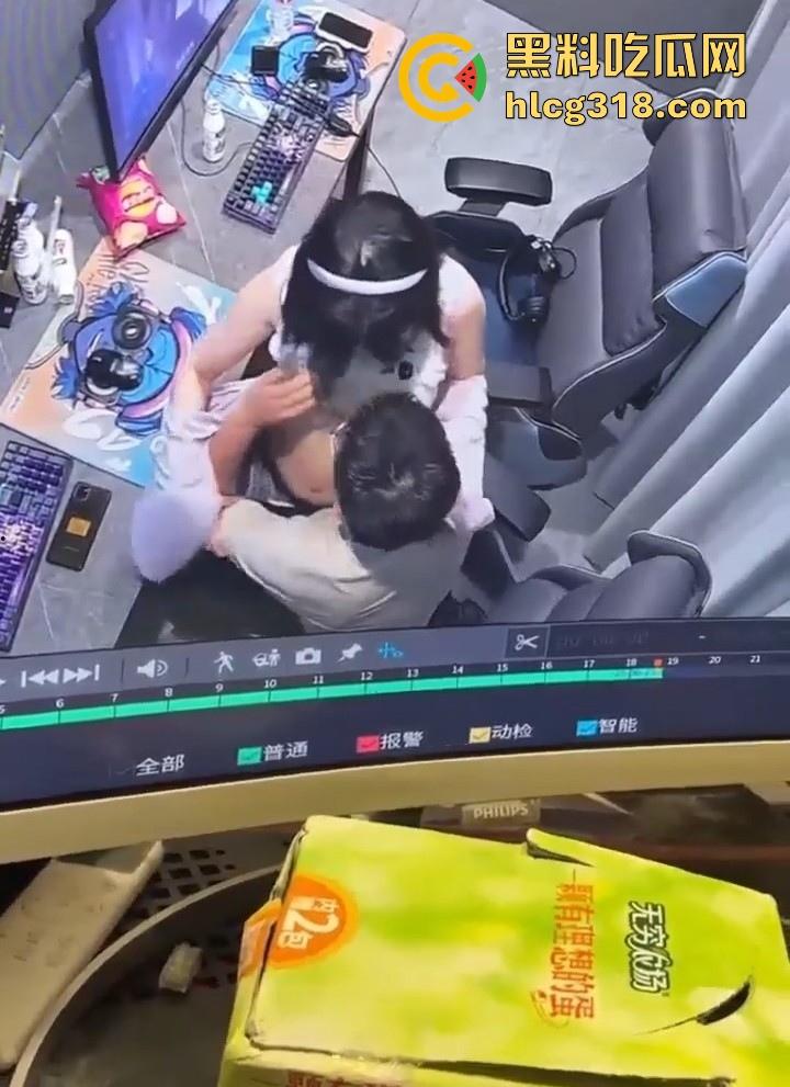 GO学长网吧包间大战微胖瓦学妹!放纵肉欲上位坐屌,粉嫩乳头清晰可见,瓦学弟们好好学学!-7