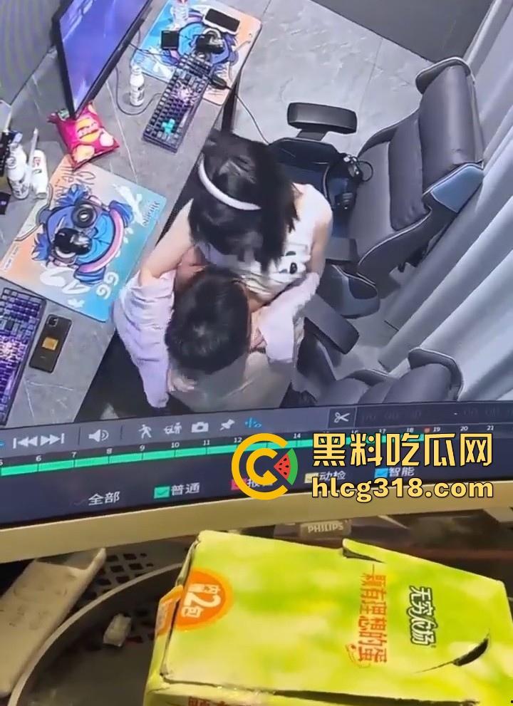 GO学长网吧包间大战微胖瓦学妹!放纵肉欲上位坐屌,粉嫩乳头清晰可见,瓦学弟们好好学学!-8