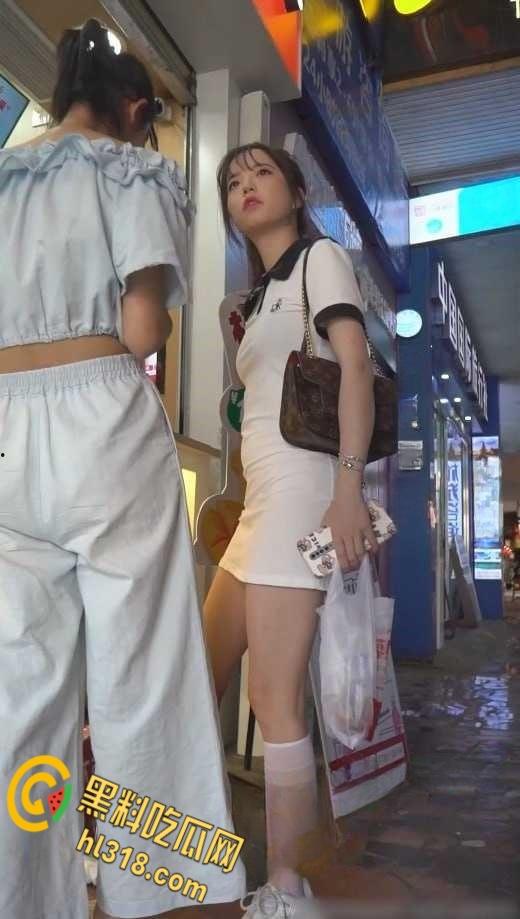 抄底大神街头偷拍,短裙白袜妹妹,雪白美腿白色内裤一看就很单纯,小门户饱满鼓鼓的太诱人了!-2