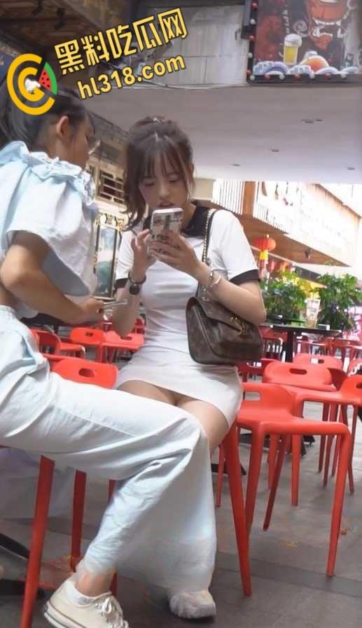 抄底大神街头偷拍,短裙白袜妹妹,雪白美腿白色内裤一看就很单纯,小门户饱满鼓鼓的太诱人了!-4
