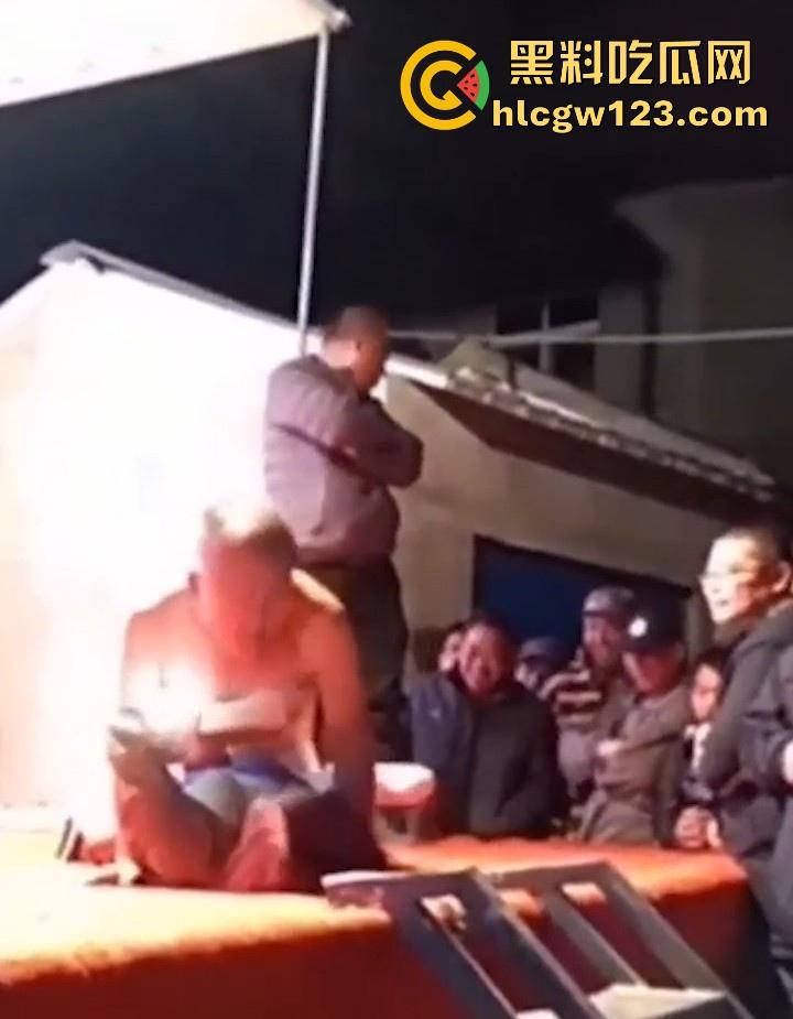 妖娆舞娘登台献艺 表演失误却被饥渴老登强行推倒施暴 看来这老登已饥渴难耐了 全场群众瞠目结舌!-5