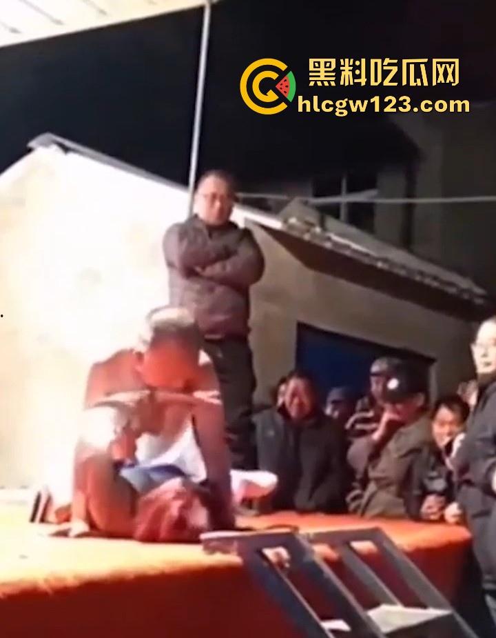 妖娆舞娘登台献艺 表演失误却被饥渴老登强行推倒施暴 看来这老登已饥渴难耐了 全场群众瞠目结舌!-8