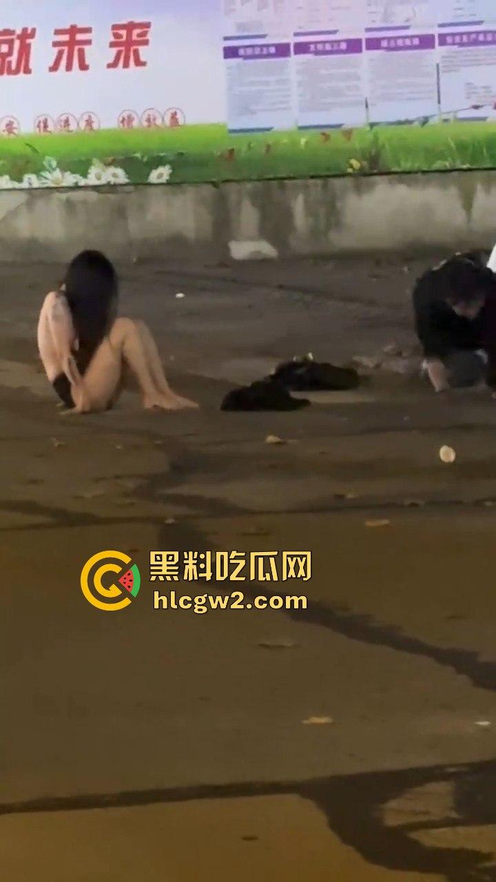 宁波情侣喝多街头吵架 男方直接扒女孩衣服裤子 女的索性光着走大街上!这丢人现眼的,第二天上头条!-1