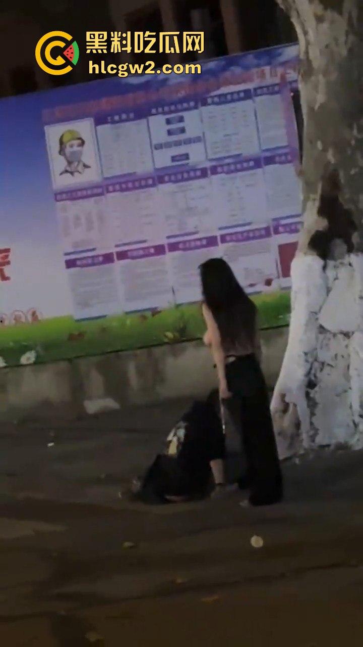 宁波情侣喝多街头吵架 男方直接扒女孩衣服裤子 女的索性光着走大街上!这丢人现眼的,第二天上头条!-2