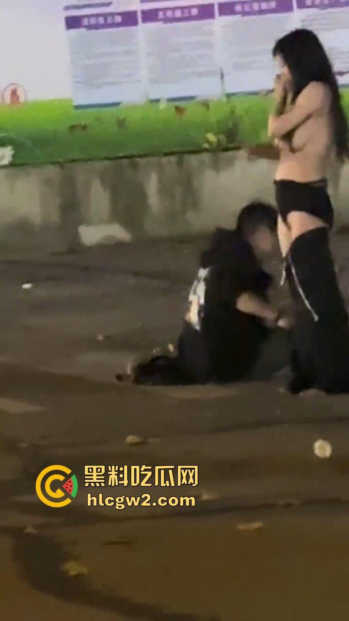 宁波情侣喝多街头吵架 男方直接扒女孩衣服裤子 女的索性光着走大街上!这丢人现眼的,第二天上头条!-4