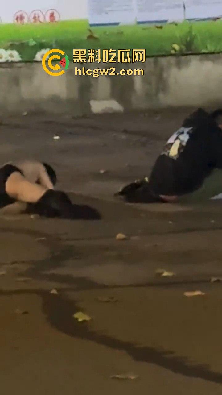 宁波情侣喝多街头吵架 男方直接扒女孩衣服裤子 女的索性光着走大街上!这丢人现眼的,第二天上头条!-5