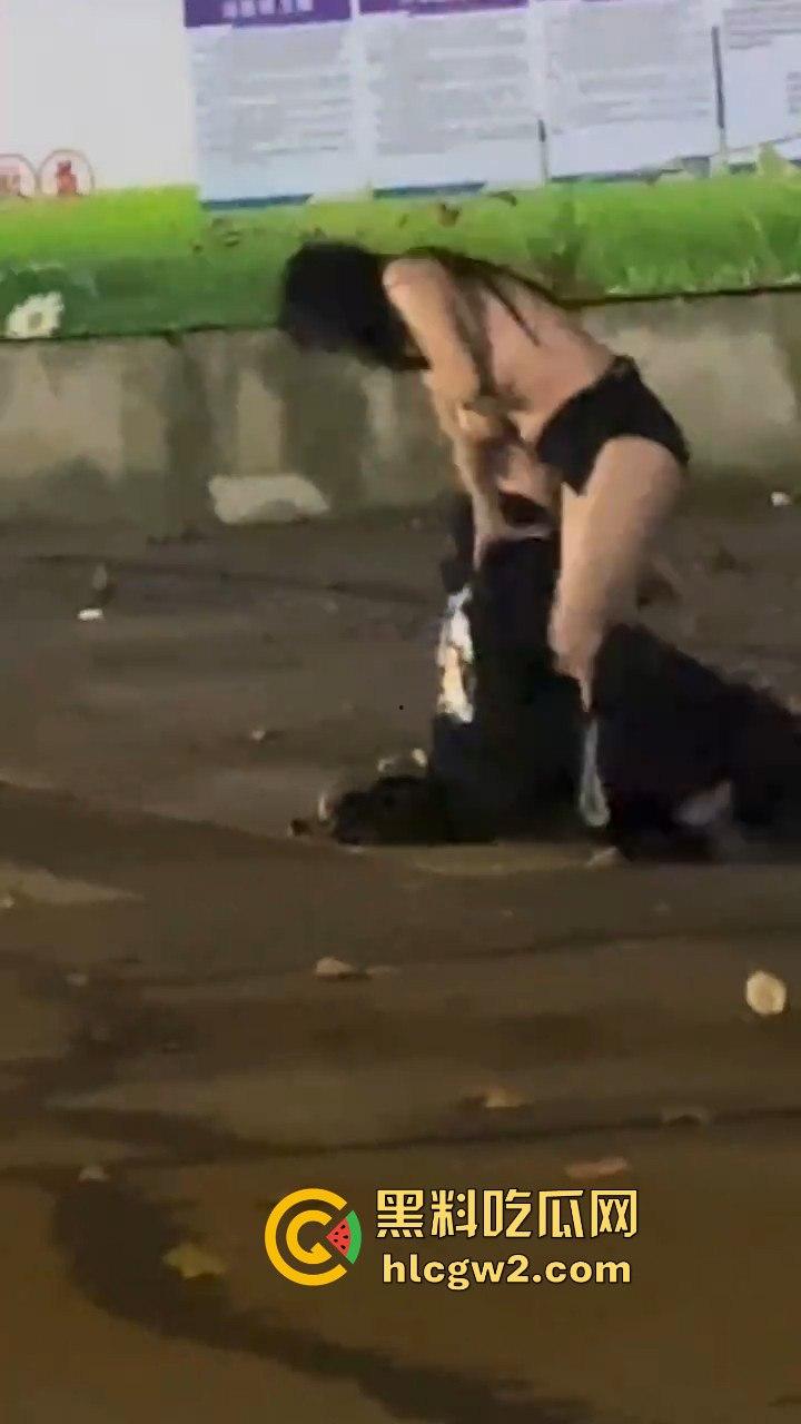 宁波情侣喝多街头吵架 男方直接扒女孩衣服裤子 女的索性光着走大街上!这丢人现眼的,第二天上头条!-9