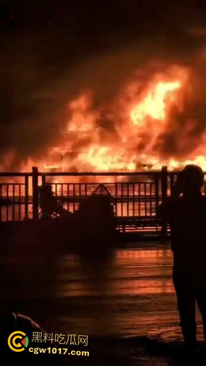 广东省阳江市海陵岛游艇突发大火,船体尽毁热浪逼退周边渔船,吞没整艘游艇,消防艇驰援半小时才扑救完 !-3