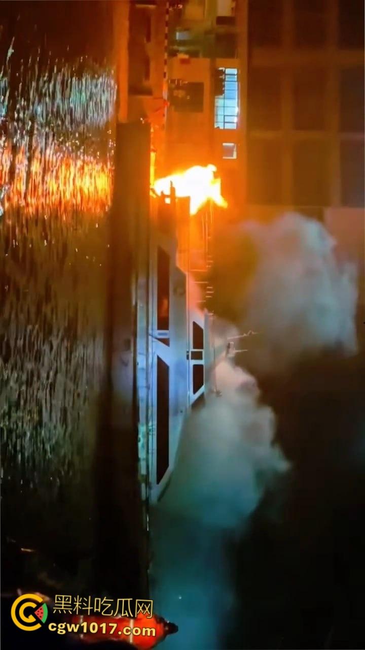 广东省阳江市海陵岛游艇突发大火,船体尽毁热浪逼退周边渔船,吞没整艘游艇,消防艇驰援半小时才扑救完 !-6