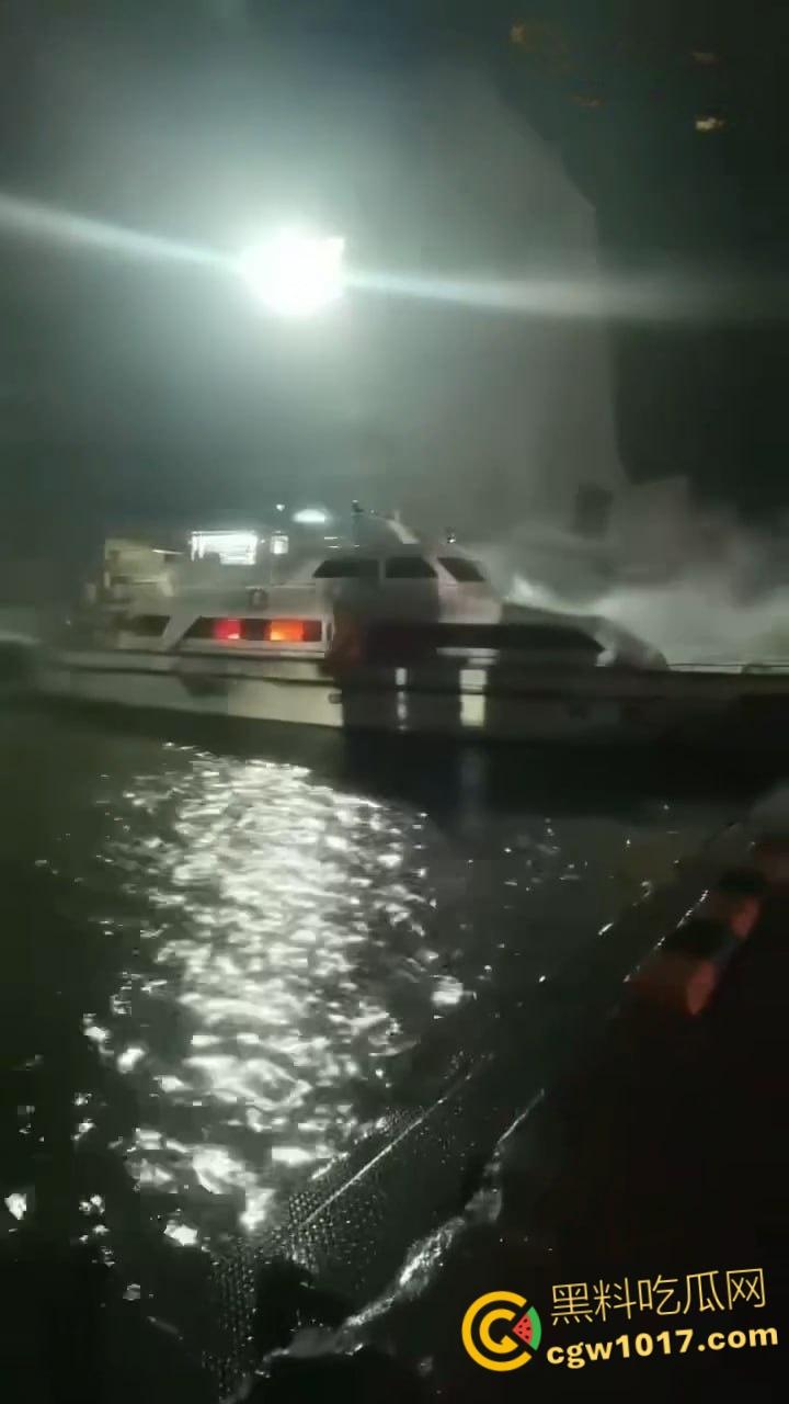 广东省阳江市海陵岛游艇突发大火,船体尽毁热浪逼退周边渔船,吞没整艘游艇,消防艇驰援半小时才扑救完 !-7