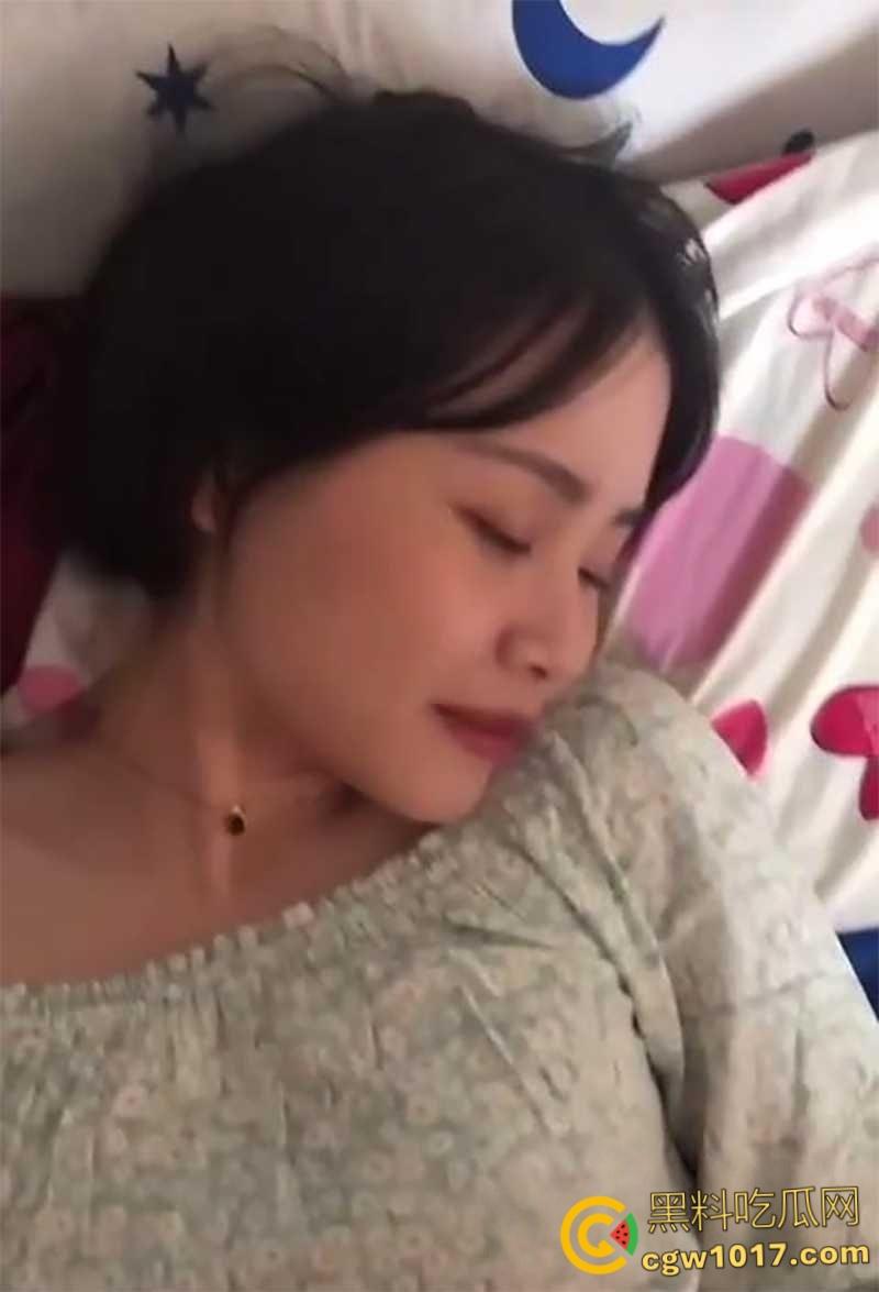 重庆小美女【王妍欣】,颜值堪比幼版杨幂,私下穿JK黑丝约炮后入,舔蛋撸管榨精,花活淫技赛东莞!-3