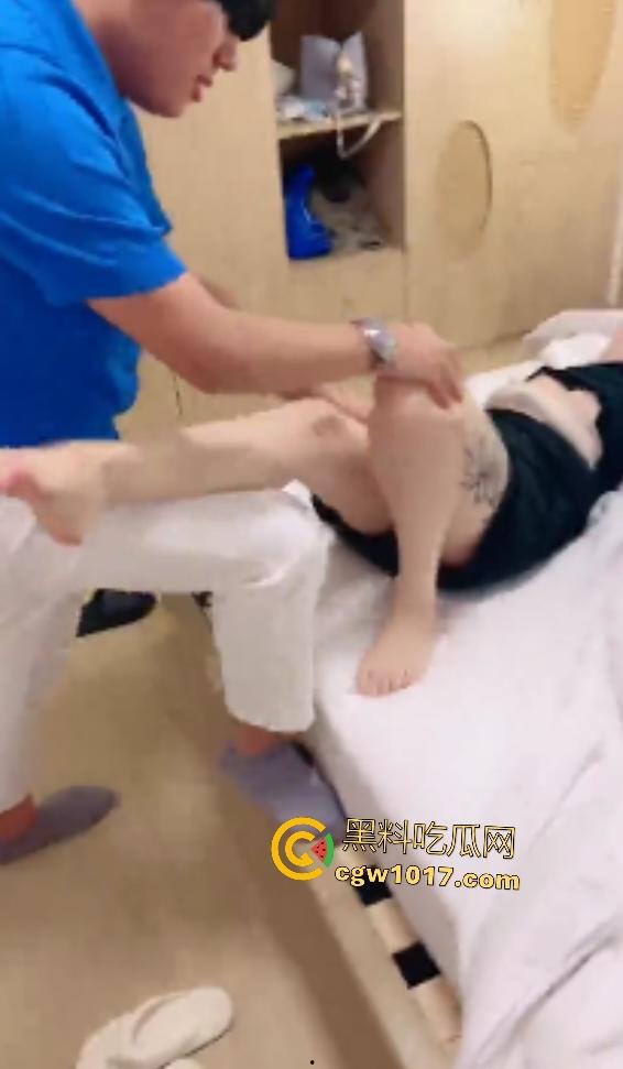 长沙三中学妹被两学姐带下海开房,学姐跪舔老男鸡巴还被舔逼,吓得学妹躲窗帘后,估计下面开始流水了吧!-1