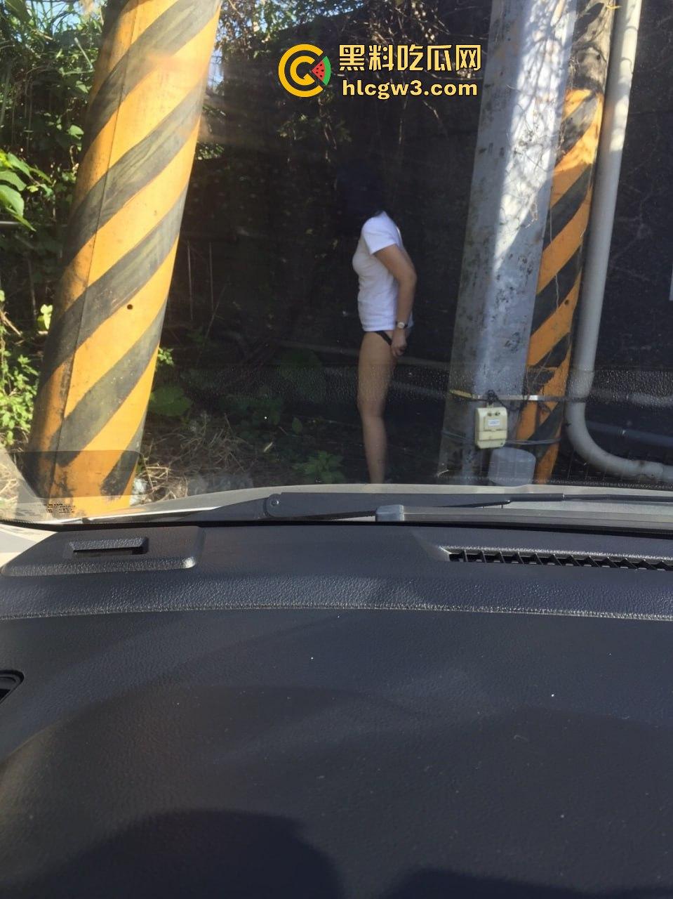 云盘泄密清纯女友性爱日常曝光 外表无害内心骚到飞起,下面插一根嘴里还塞一根!-9