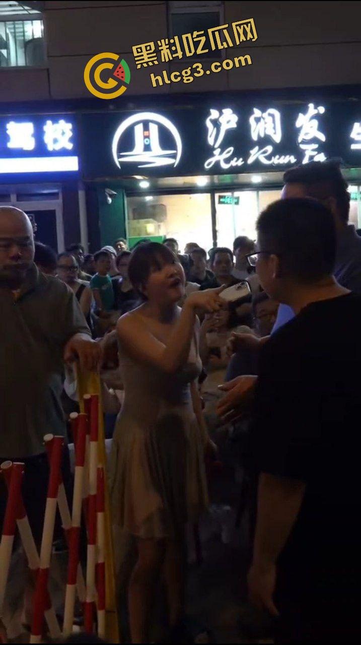 金句 “我长这么好看 我不想排队” 上海小仙女插队骂街男子 杀猪一样的狗叫 哭着要求道歉 逆天炸裂!-3