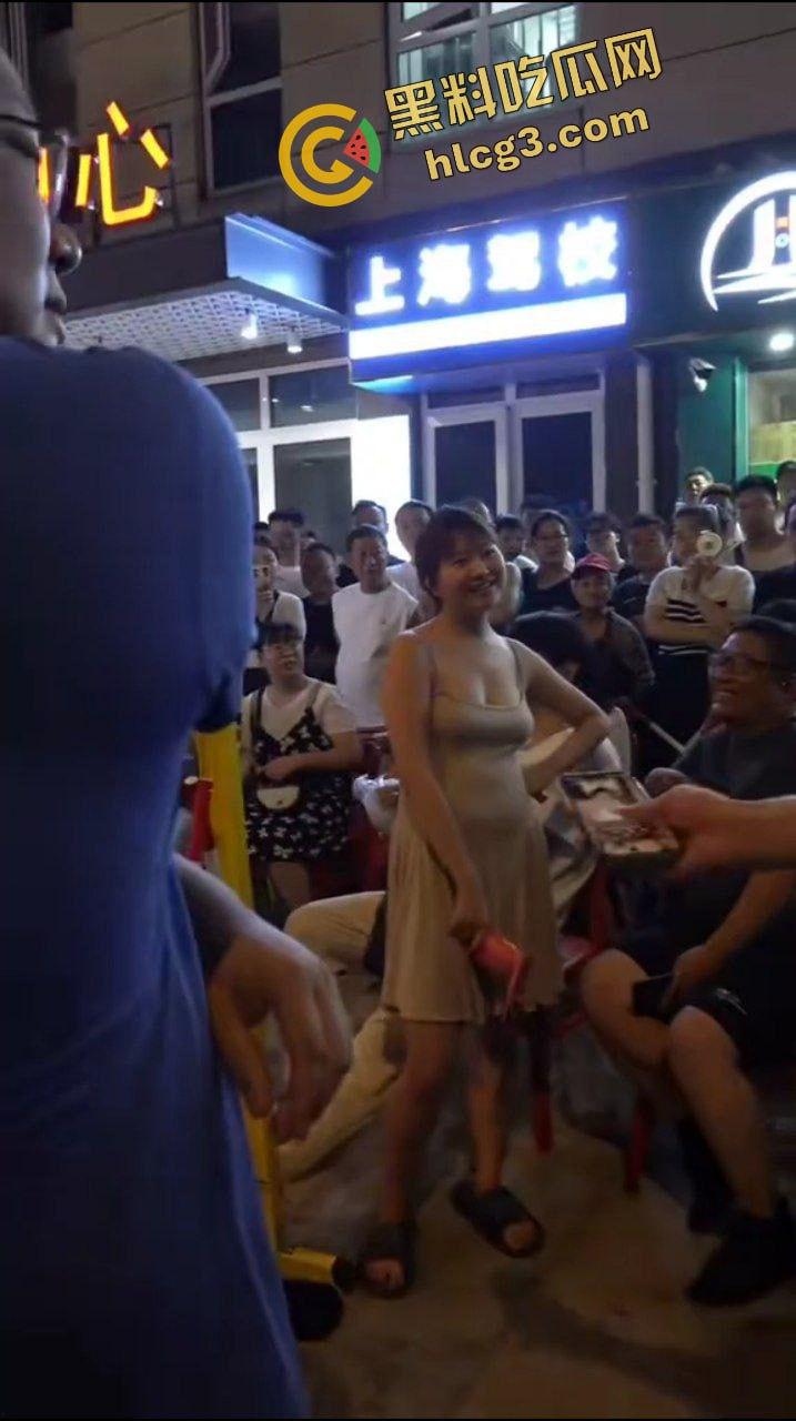 金句 “我长这么好看 我不想排队” 上海小仙女插队骂街男子 杀猪一样的狗叫 哭着要求道歉 逆天炸裂!-4
