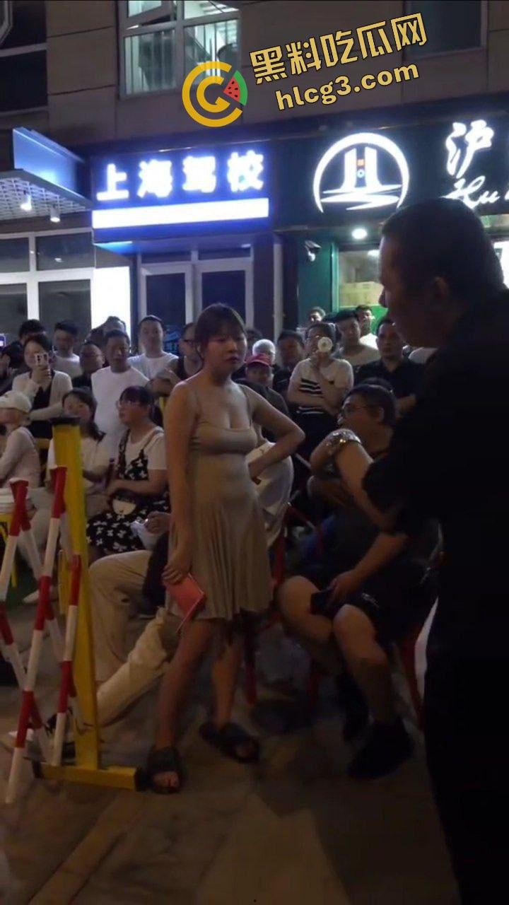 金句 “我长这么好看 我不想排队” 上海小仙女插队骂街男子 杀猪一样的狗叫 哭着要求道歉 逆天炸裂!-5