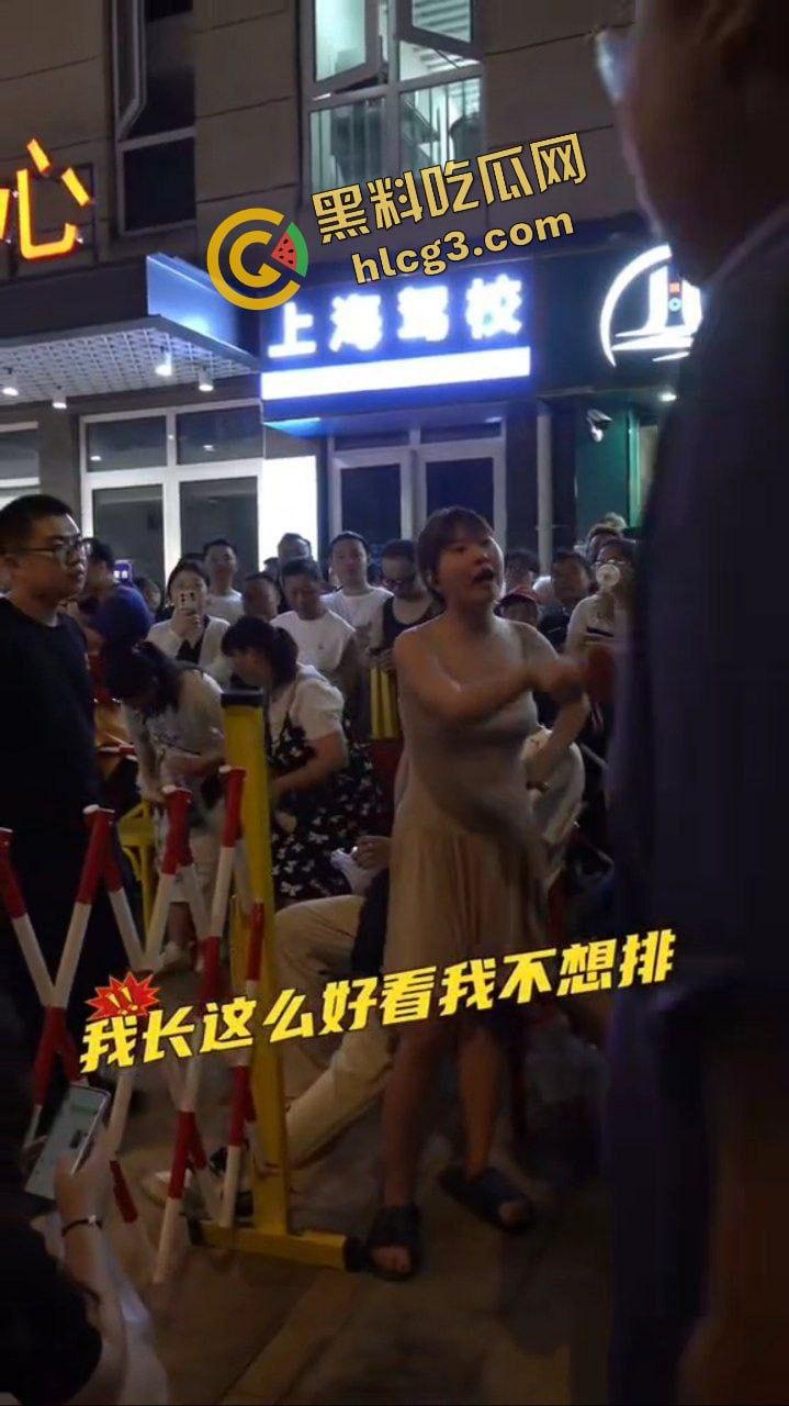 金句 “我长这么好看 我不想排队” 上海小仙女插队骂街男子 杀猪一样的狗叫 哭着要求道歉 逆天炸裂!-6