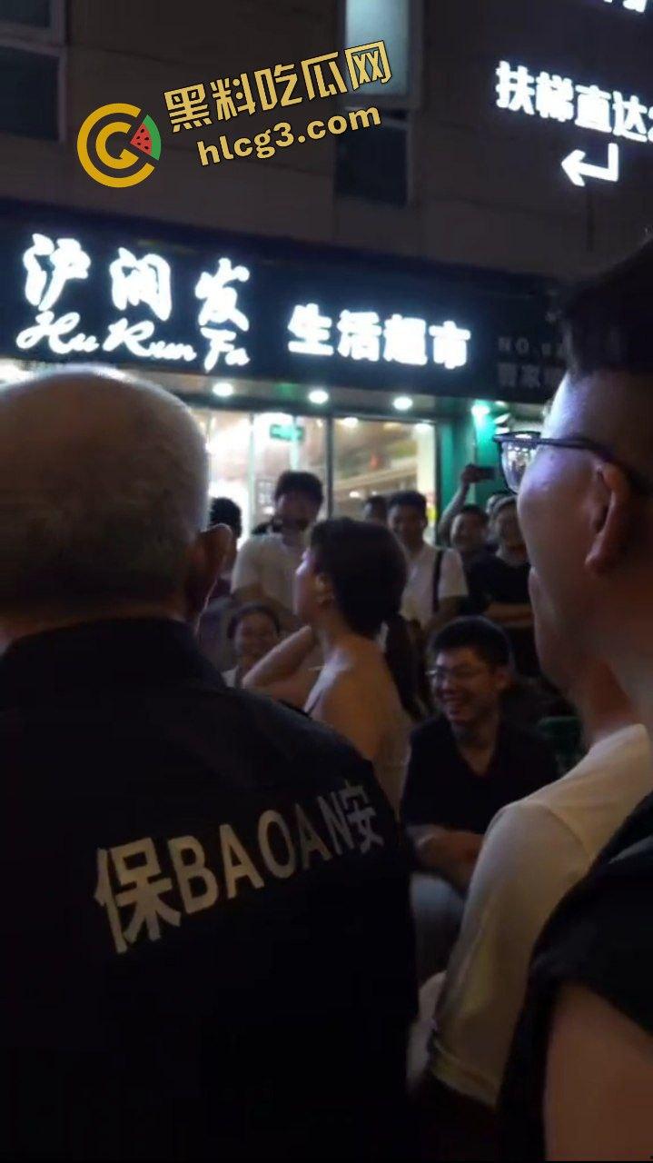 金句 “我长这么好看 我不想排队” 上海小仙女插队骂街男子 杀猪一样的狗叫 哭着要求道歉 逆天炸裂!-7