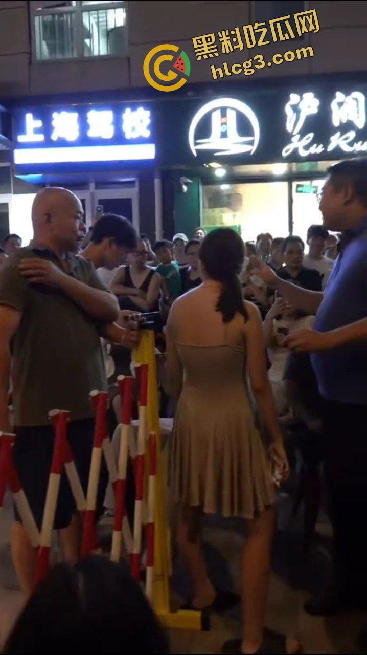 金句 “我长这么好看 我不想排队” 上海小仙女插队骂街男子 杀猪一样的狗叫 哭着要求道歉 逆天炸裂!-8