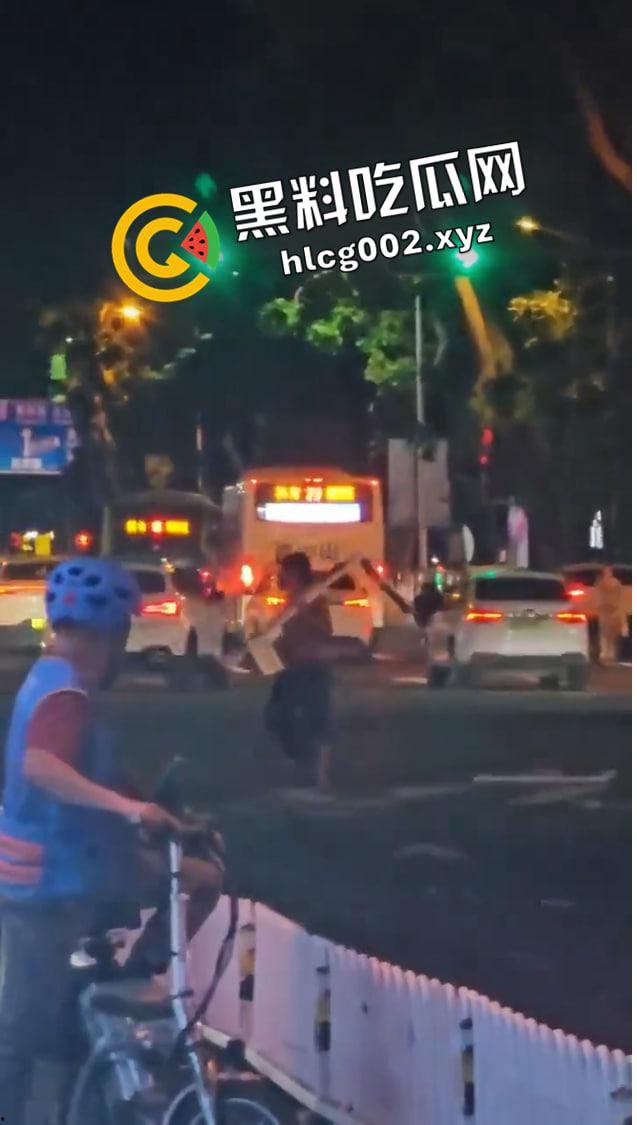 海南海口玉沙路 外卖小哥大战精神病将其制服 场面堪比拍电影 前排吃瓜直达-3