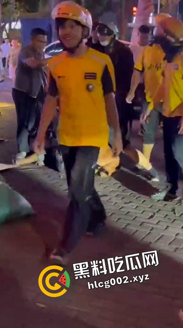 海南海口玉沙路 外卖小哥大战精神病将其制服 场面堪比拍电影 前排吃瓜直达-4