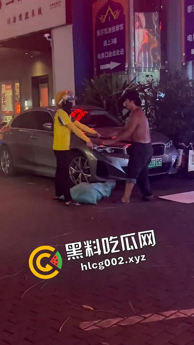 海南海口玉沙路 外卖小哥大战精神病将其制服 场面堪比拍电影 前排吃瓜直达-5