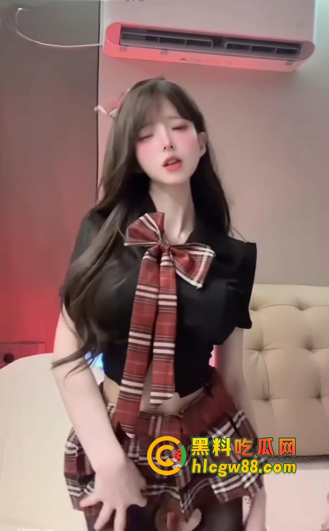 舔狗充钱才看的骚逼裸舞，这里全网白嫖，抖音封杀的性感热舞大秀，这里限时免费撸到爽，错过就亏大了！-21