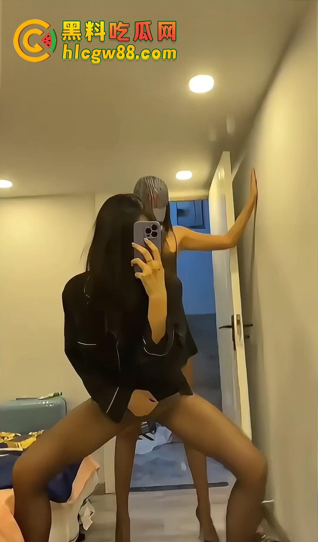 舔狗充钱才看的骚逼裸舞，这里全网白嫖，抖音封杀的性感热舞大秀，这里限时免费撸到爽，错过就亏大了！-25