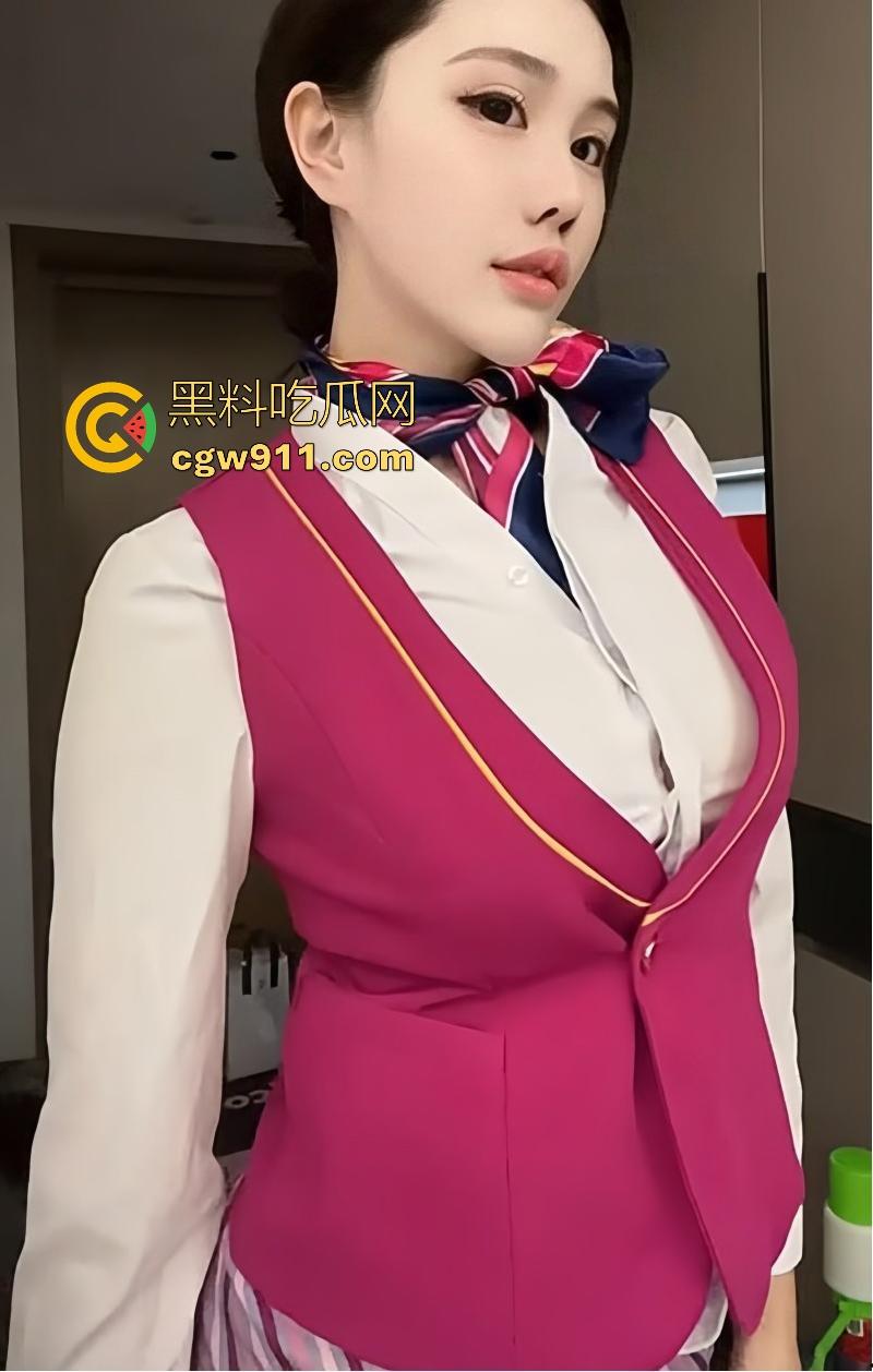 高颜值巨乳福利姬【巨樱】中国空姐为你服务,制服纽扣半解,露出深邃事业线,E杯豪乳摇晃自慰!-2