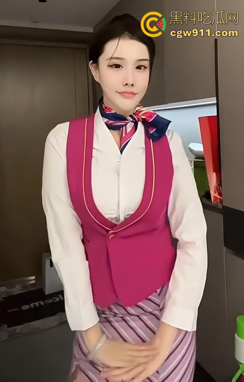 高颜值巨乳福利姬【巨樱】中国空姐为你服务,制服纽扣半解,露出深邃事业线,E杯豪乳摇晃自慰!-3