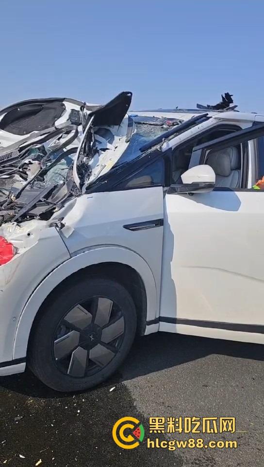 广东小鹏智驾直接失智，高速接管30码直接撞上故障车，气囊都不弹，NGP一夜变NG死？-11