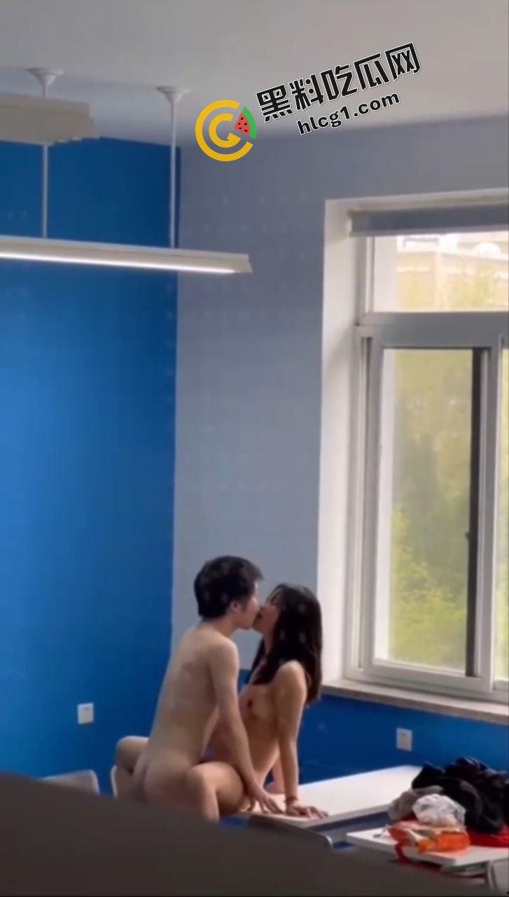青春校园偷吃禁果大合集！教室 楼道发情做爱 一起来看看学生时期的悸动-2