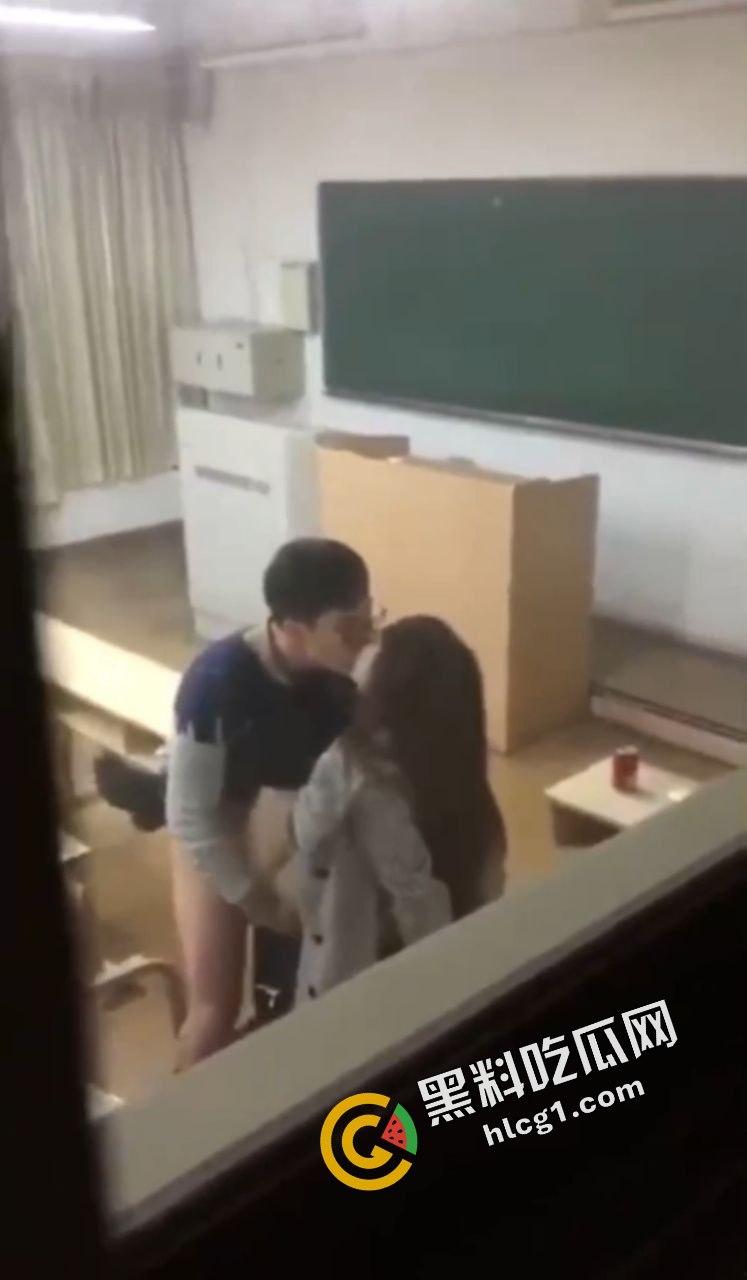 青春校园偷吃禁果大合集！教室 楼道发情做爱 一起来看看学生时期的悸动-7