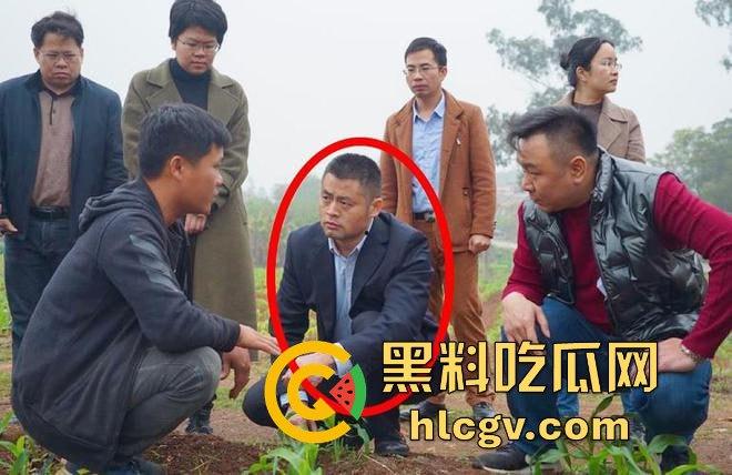 广西青秀区区长『曾鹏鑫』被抓现行！车内搂抱亲吻他人妻见到拍摄百米冲刺逃跑，视频实锤还没事这伞够大！-18