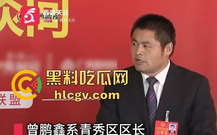 广西青秀区区长『曾鹏鑫』被抓现行！车内搂抱亲吻他人妻见到拍摄百米冲刺逃跑，视频实锤还没事这伞够大！-19