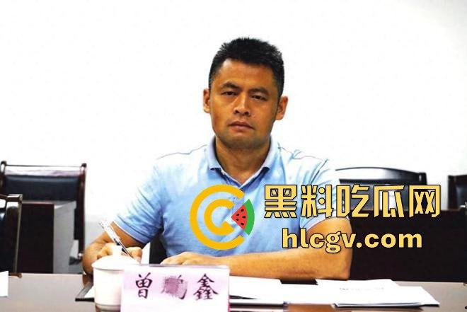 广西青秀区区长『曾鹏鑫』被抓现行！车内搂抱亲吻他人妻见到拍摄百米冲刺逃跑，视频实锤还没事这伞够大！-20