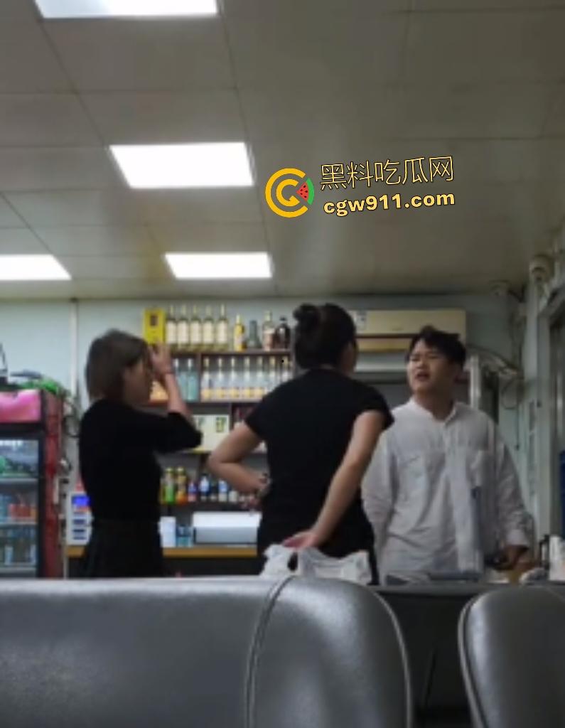 北京饭店三女刚一男！三个浪女高声吵闹惹怒独男，直接猛推女子装死瘫地，热心爽女士助警偷拍！-7