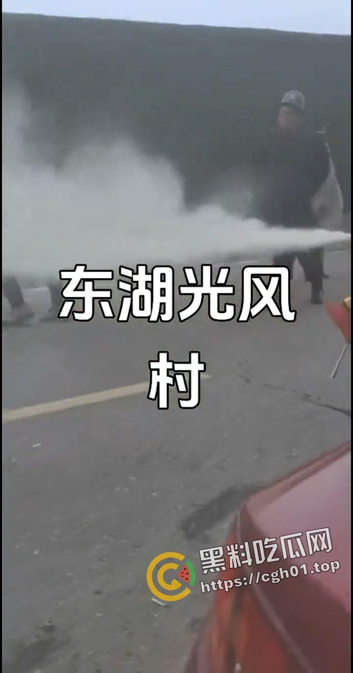 武汉东湖风光村强拆事件!拆迁队和村民大混战 警察在一旁无动于衷 相关话题全网删除 现场视频流出-1