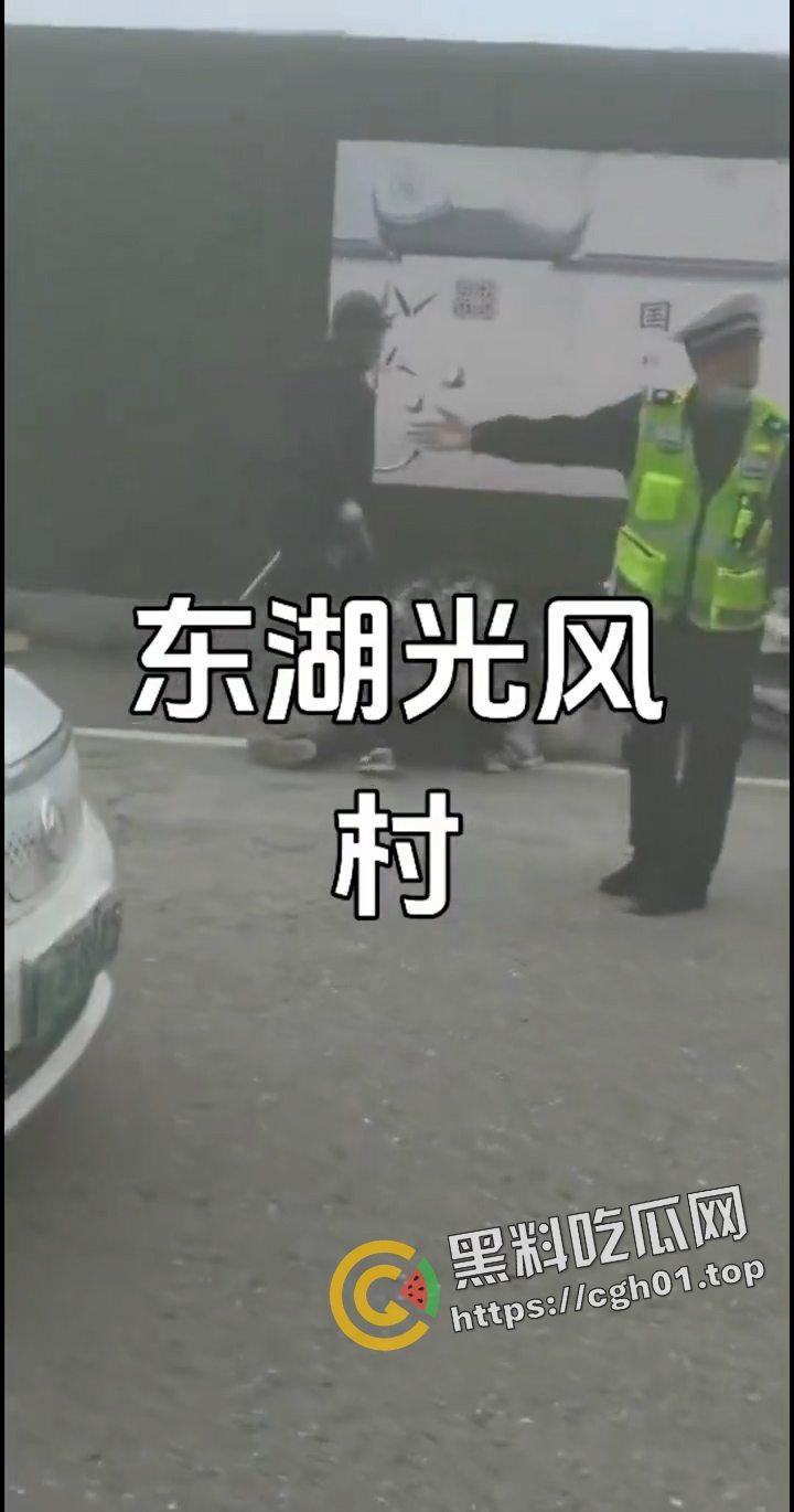 武汉东湖风光村强拆事件!拆迁队和村民大混战 警察在一旁无动于衷 相关话题全网删除 现场视频流出-3