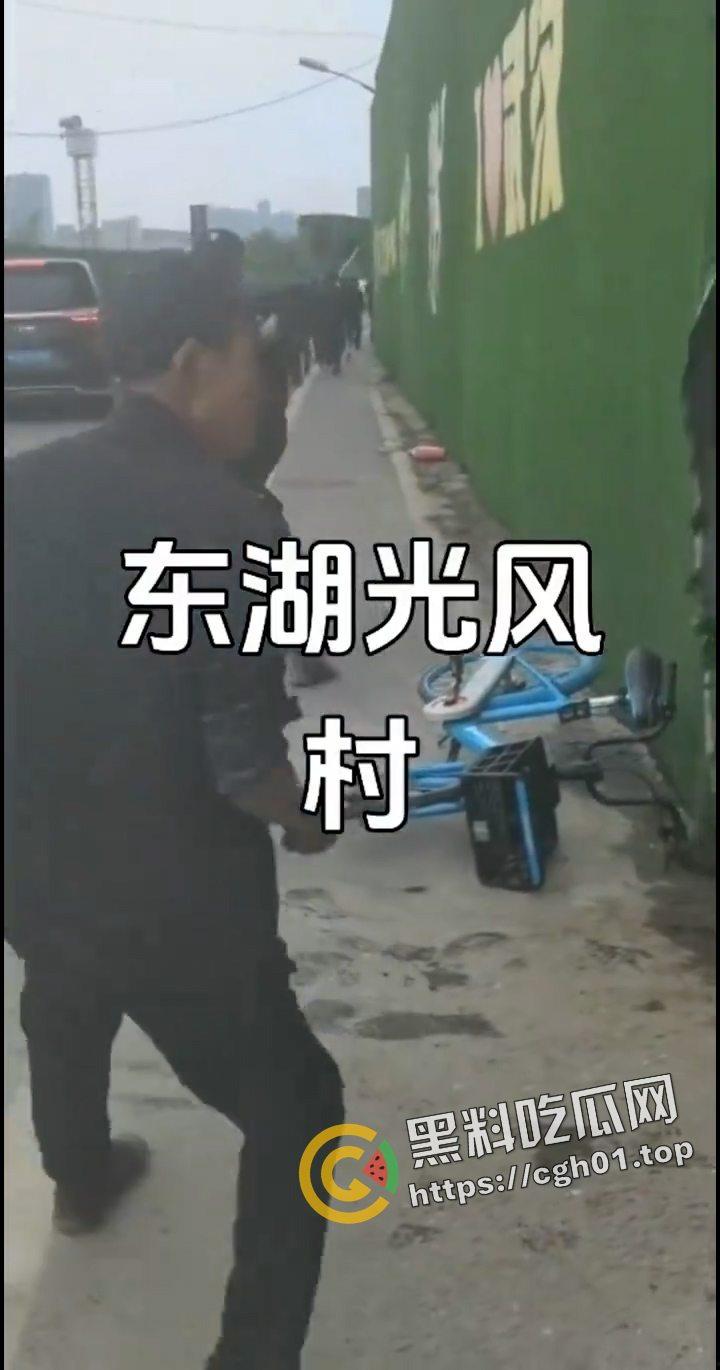 武汉东湖风光村强拆事件!拆迁队和村民大混战 警察在一旁无动于衷 相关话题全网删除 现场视频流出-6