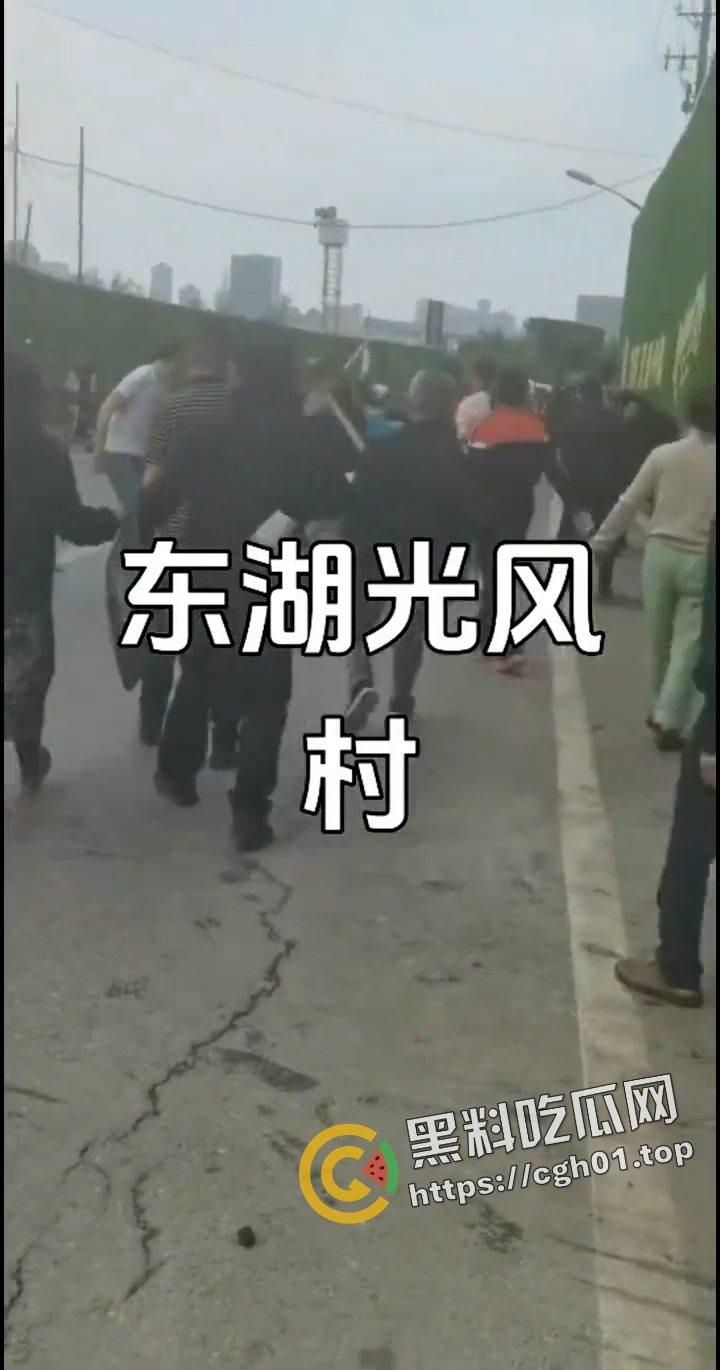 武汉东湖风光村强拆事件!拆迁队和村民大混战 警察在一旁无动于衷 相关话题全网删除 现场视频流出-7