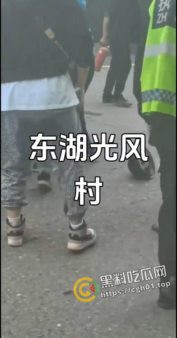 武汉东湖风光村强拆事件!拆迁队和村民大混战 警察在一旁无动于衷 相关话题全网删除 现场视频流出-8